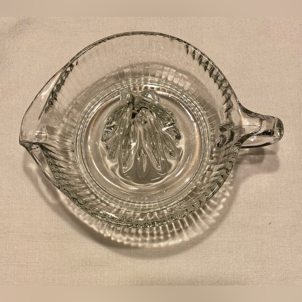 VINTAGE~1950’s~CLEAR GLASS~CITRUS REAMER/JUICER~FINGER HOLD & SPOUT~NICE~G21 - Picture 3 of 4